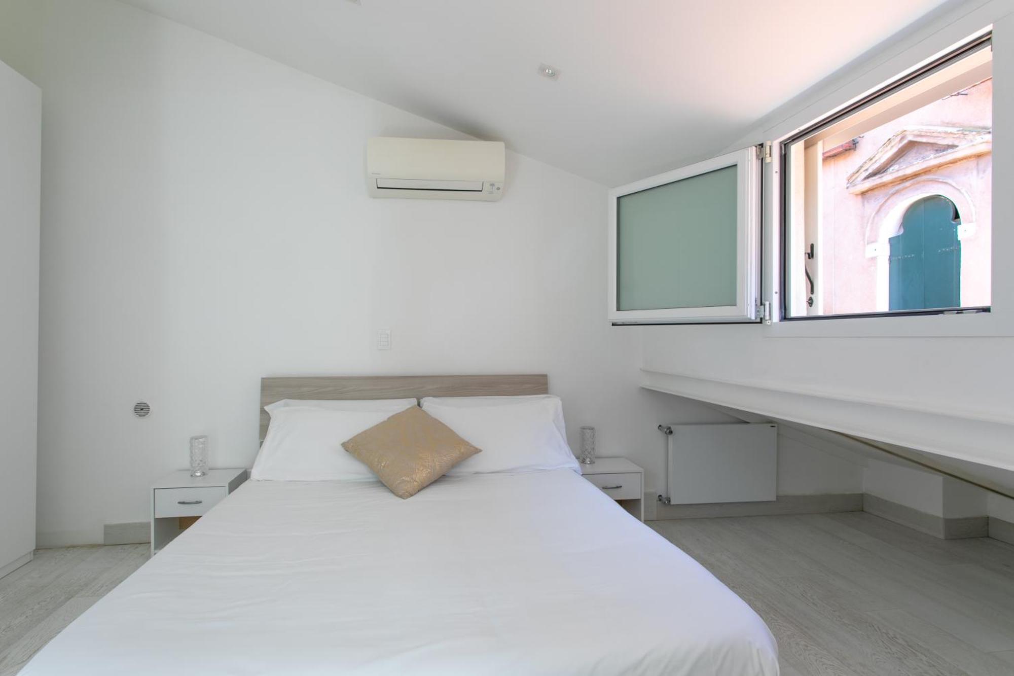 Ca' Sciarrin Apartment Near Rialto Bridge Венеція Номер фото